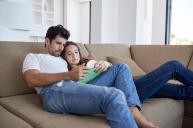 modern ev tablet bilgisayar kullanarak çifte