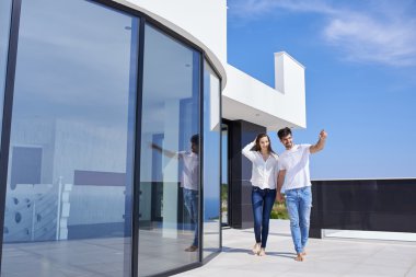 Eğleniyor ve modern evde rahatlatıcı bir çift