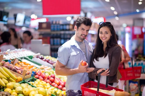 Pár nakupování v supermarketu — Stock fotografie