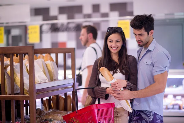 Casal de compras em um supermercado — Fotografia de Stock