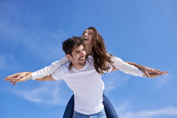 Glückliches junges romantisches Paar hat Spaß — Stockfoto