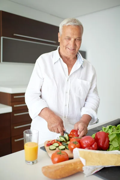 Człowiek gotowanie w domu przygotowywanie sałatki w kuchni — Zdjęcie stockowe