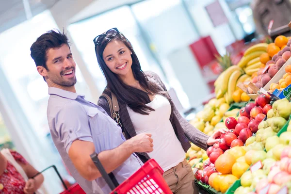 Bir süpermarkette alışveriş Çift — Stok fotoğraf