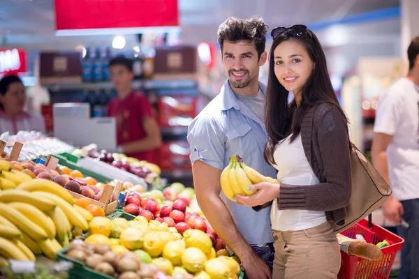 Casal de compras em um supermercado — Fotografia de Stock