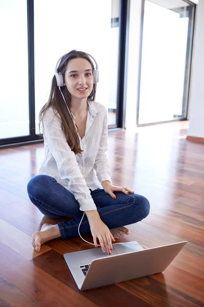 Entspannte junge Frau arbeitet zu Hause am Laptop — Stockfoto