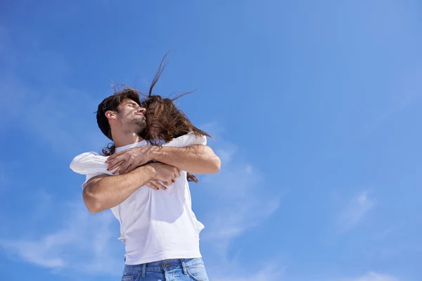 Feliz casal romântico se divertindo e relaxante — Fotografia de Stock