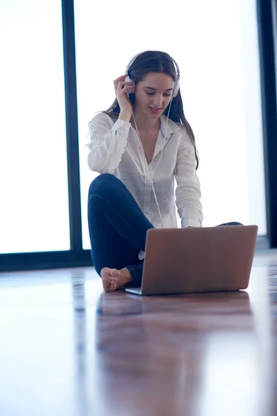 Entspannte junge Frau arbeitet zu Hause am Laptop — Stockfoto