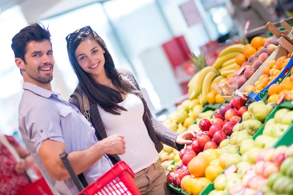 Couple shopping in a supermarket — Stock Photo, Image