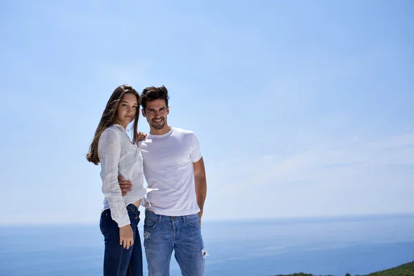 Jovem casal romântico feliz se divertindo e relaxando em casa — Fotografia de Stock