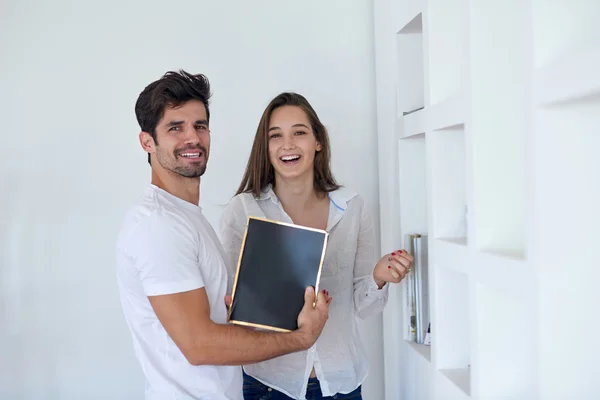 Pareja en casa moderna villa en interiores — Foto de Stock