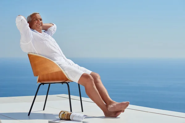 Senior man sitting outside — Stock Photo, Image