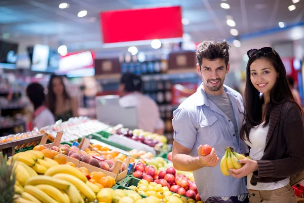 Couple faisant du shopping dans un supermarché — Photo