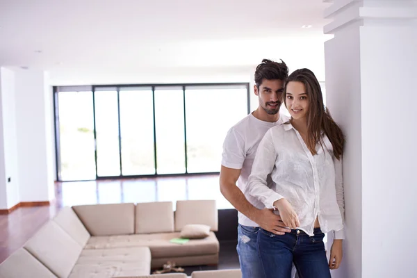 Pareja en casa moderna villa en interiores —  Fotos de Stock