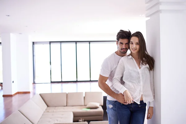 Paar in moderne villa home binnenshuis — Stockfoto