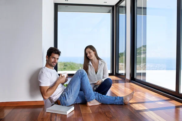 Pareja joven y relajada en casa — Foto de Stock