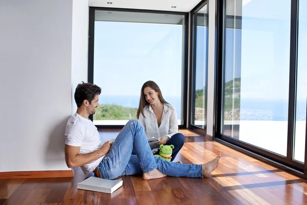 Jovem casal relaxante em casa moderna — Fotografia de Stock