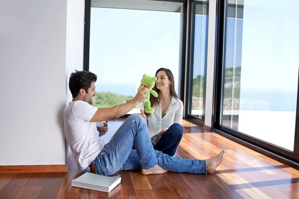 Couple relaxant à la maison moderne — Photo