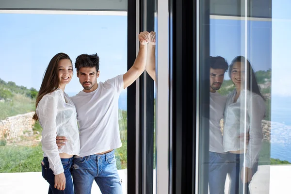 Jovem casal relaxante em casa moderna — Fotografia de Stock