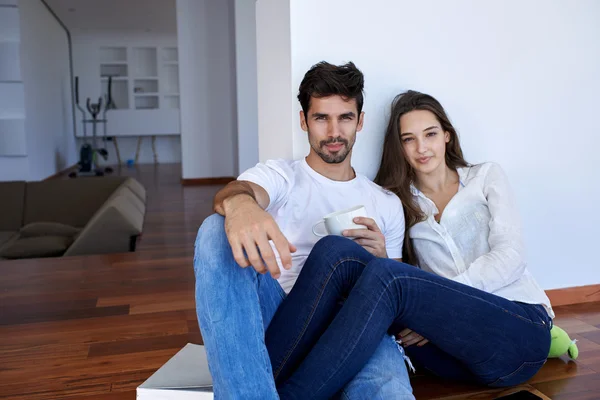 Jovem casal relaxante em casa moderna — Fotografia de Stock