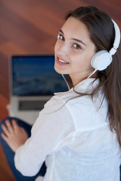 年轻女子在家轻松工作便携式计算机 — 图库照片
