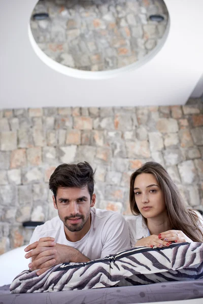 Jovem casal relaxante em casa moderna — Fotografia de Stock