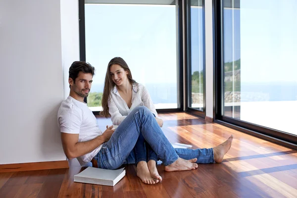 Jovem casal relaxante em casa moderna — Fotografia de Stock