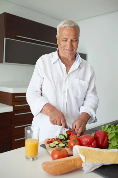 Homme cuisine à la maison préparation de salade dans la cuisine — Photo