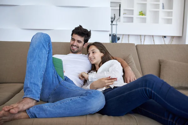 Jovem casal relaxante em casa moderna — Fotografia de Stock