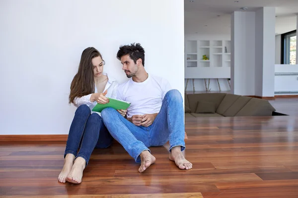 Casal em casa moderna usando computador tablet — Fotografia de Stock