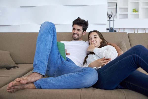 Casal em casa moderna usando computador tablet — Fotografia de Stock