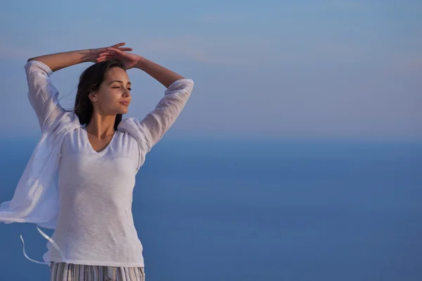 Young woman enjoying sunset — Stock Photo, Image