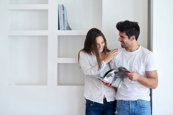 Jong koppel ontspannen moderne thuis — Stockfoto