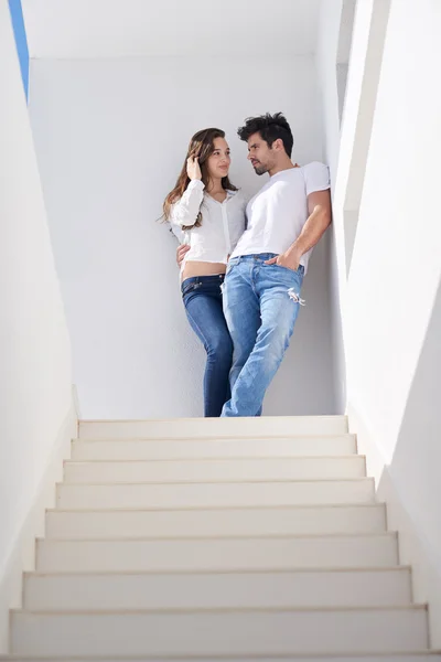 Jovem casal relaxante em casa moderna — Fotografia de Stock