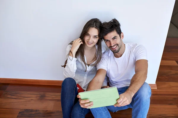 Pareja en el hogar moderno usando tableta ordenador — Foto de Stock