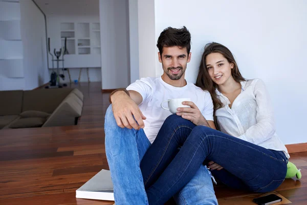 Casal relaxante em casa moderna — Fotografia de Stock