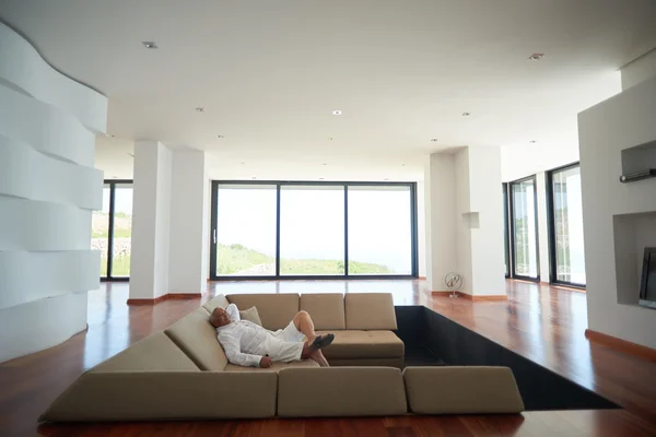 Homem idoso relaxando no sofá — Fotografia de Stock