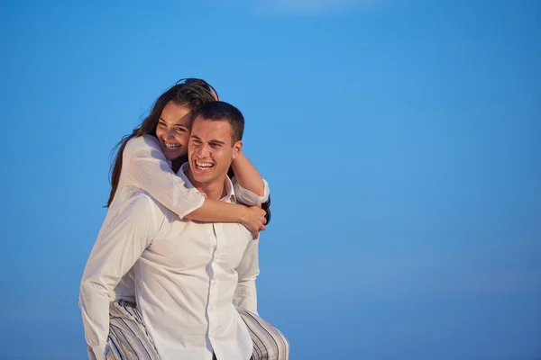 Casal relaxante no terraço moderno casa — Fotografia de Stock