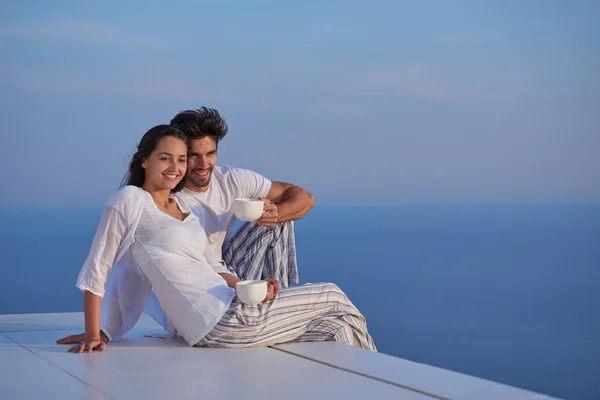 Jeune couple relaxant à la maison moderne — Photo