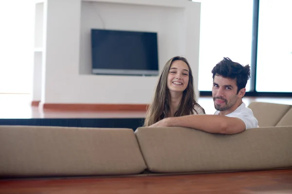 Jeune couple relaxant à la maison moderne — Photo