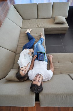 modern ev tablet bilgisayar kullanarak çifte