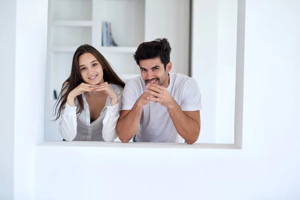 Pareja joven relajarse en el hogar moderno — Foto de Stock