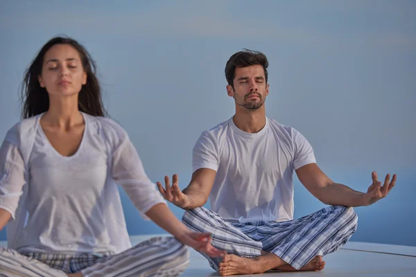 Genç çift evde Yoga pratik Teras — Stok fotoğraf