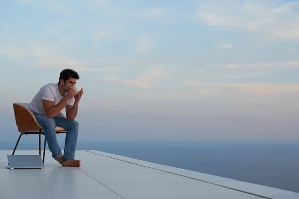 Nyugodt fiatalember otthon az erkélyen — Stock Fotó