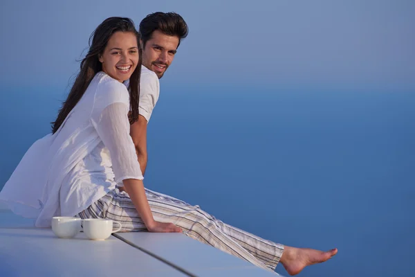 Paar entspannt auf der heimischen Terrasse — Stockfoto