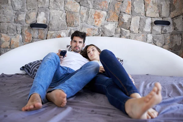 Jovem feliz casal romântico relaxante em casa — Fotografia de Stock