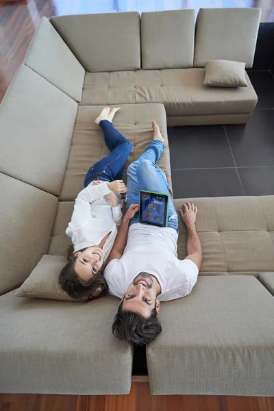 两人在现代家居使用平板电脑 — 图库照片