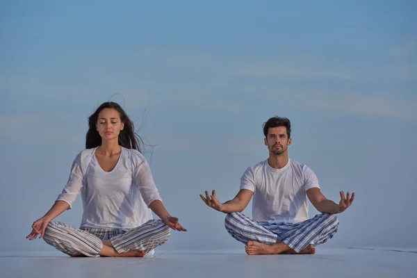 Jong paar oefenen yoga — Stockfoto