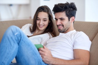 modern ev tablet bilgisayar kullanarak çifte