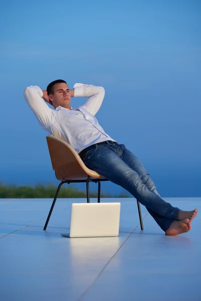 Relaxado jovem em casa na varanda — Fotografia de Stock