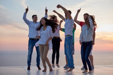 parti insanları günbatımı üzerinde